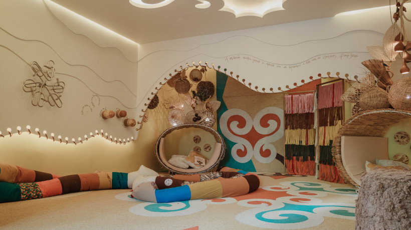 Na foto, o espaço "Brinquedoteca Inclusiva Girassol", da Estar Urbano na CasaCor Ceará 2025. Espaço é aberto para ser aproveitado pelas crianças 