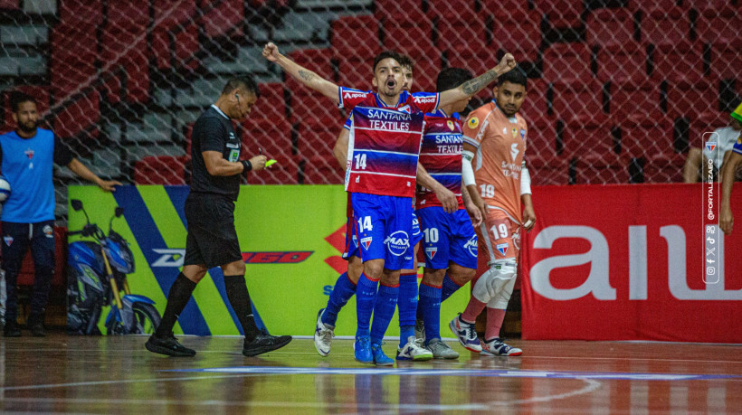Dudu comemorando o gol que abriu o placar do jogo