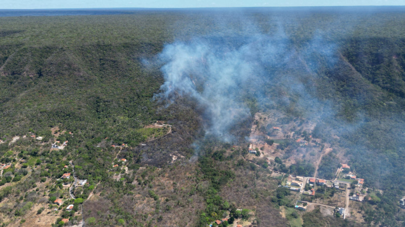 O fogo teve início de forma intencional na zona rural do Crato e se alastrou em direção à Floresta Nacional do Araripe (Flona).