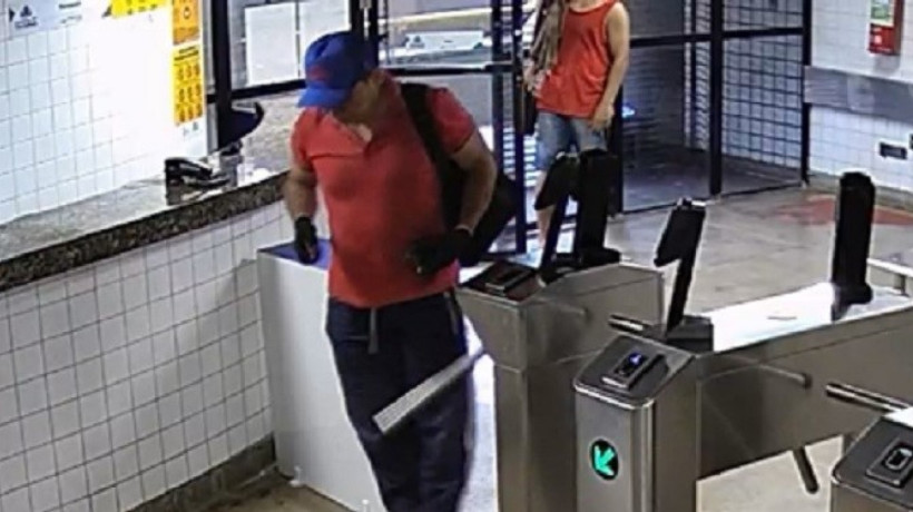 Câmeras de vigilância flagraram o acusado entrando no IJF