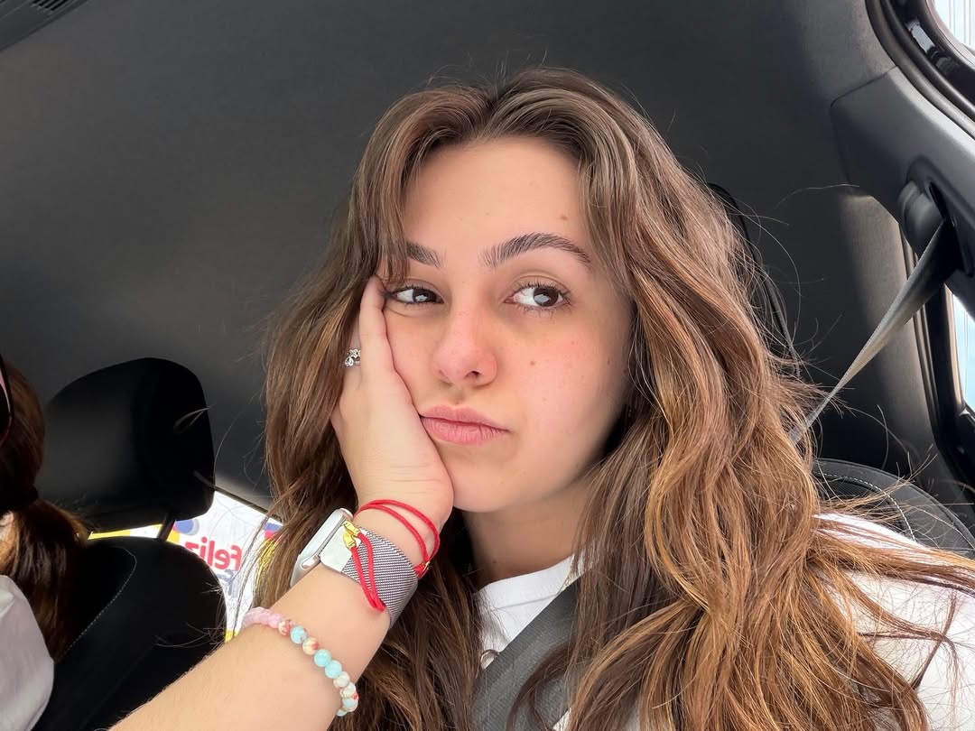 A atriz Klara Castanho celebrou 25 anos de idade no dia 6 de outubro de 2025. Ela esteve recentemente em atuação na novela “Garota do Momento”, cujo último capítulo foi ao ar em junho.

