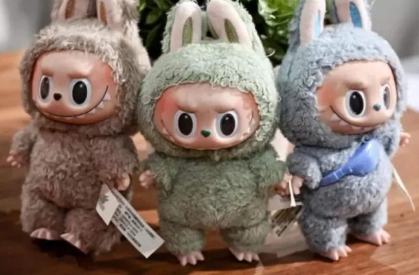 O Labubu é um personagem criado pelo artista chinês Kasing Lung, conhecido por sua aparência peculiar, com dentes pontudos, expressão travessa e traços que misturam o macabro com o lúdico. 
