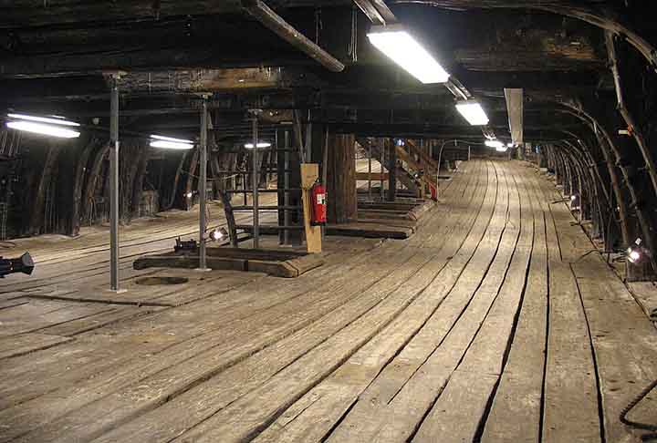 Localizado em Estocolmo, o Museu Vasa abriga o navio resgatado para a superfície e conta a história do naufrágio que comoveu o país no século 17. 
