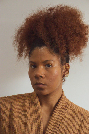 {'nm_midia_inter_thumb1':'https://www.opovo.com.br/_midias/jpg/2025/10/08/263x156/1_alexia_ferreira_credito_blecaute-37280844.jpg', 'id_midia_tipo':'2', 'id_tetag_galer':'', 'id_midia':'68e6e921916ec', 'cd_midia':37280844, 'ds_midia_link': 'https://www.opovo.com.br/_midias/jpg/2025/10/08/300x450/1_alexia_ferreira_credito_blecaute-37280844.jpg', 'ds_midia': 'Alexia Ferreira une colagens manuais e digitais a ações em arte-educação para construir um futuro mais acolhedor', 'ds_midia_credi': 'Divulgação', 'ds_midia_titlo': 'Alexia Ferreira une colagens manuais e digitais a ações em arte-educação para construir um futuro mais acolhedor', 'cd_tetag': '1', 'cd_midia_w': '300', 'cd_midia_h': '450', 'align': 'Left'}