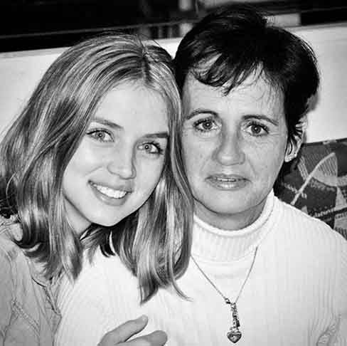 A atriz tem um irmão, chamado Javier, que é fotógrafo. Quando adolescente, de Armas decidiu que queria ser atriz e começou a estudar na Escola Nacional de Teatro de Cuba.