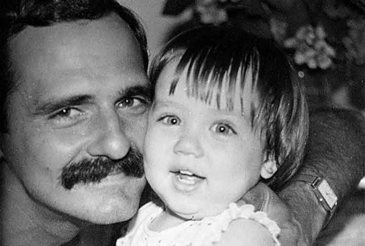 Nascida em Santa Cruz del Norte, no dia 30 de abril de 1988, Ana Celia de Armas Caso está em ascensão na carreira de atriz. Ela cresceu em Havana, na capital de Cuba, sendo filha de um professor e de uma profissional de recursos humanos.