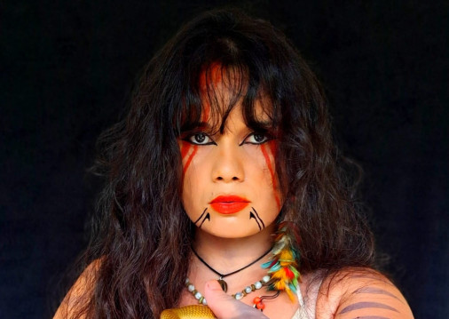 {'nm_midia_inter_thumb1':'https://www.opovo.com.br/_midias/jpg/2025/10/08/263x156/1_merremii_karao_jaguaribaras-37280308.jpeg', 'id_midia_tipo':'2', 'id_tetag_galer':'', 'id_midia':'68e6e35247ff4', 'cd_midia':37280308, 'ds_midia_link': 'https://www.opovo.com.br/_midias/jpg/2025/10/08/506x360/1_merremii_karao_jaguaribaras-37280308.jpeg', 'ds_midia': 'Merremii Karão Jaguaribaras tem seu trabalho inspirado pelos grafismos e pinturas na língua nativa de seu povo', 'ds_midia_credi': 'Divulgação', 'ds_midia_titlo': 'Merremii Karão Jaguaribaras tem seu trabalho inspirado pelos grafismos e pinturas na língua nativa de seu povo', 'cd_tetag': '1', 'cd_midia_w': '506', 'cd_midia_h': '359', 'align': 'Left'}