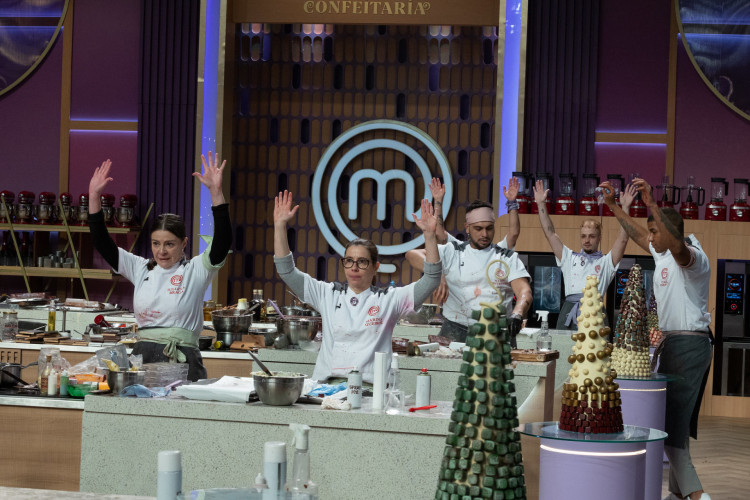 Confeiteiros foram desafiados a criar uma torre de bombons de 60 centímetros 