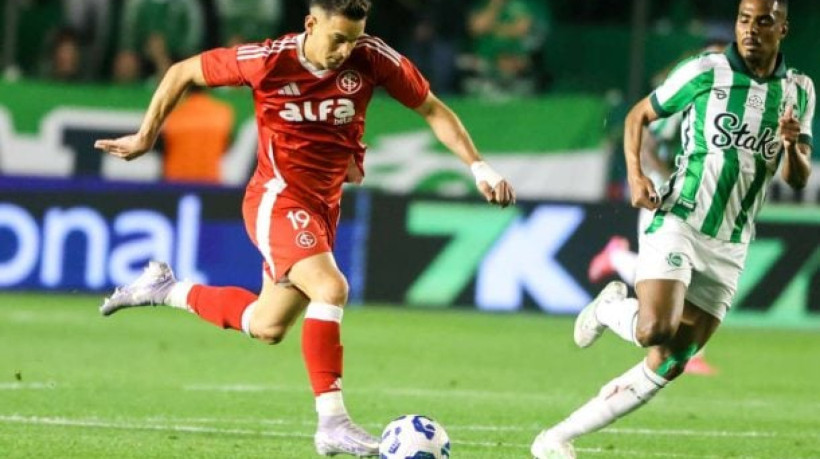 Ação ocorre após a comissão de arbitragem da CBF admitir erros em lances capitais da partida; dupla pode pegar um gancho de até 360 dias