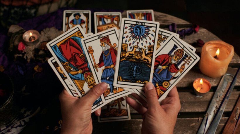 A cartomancia é uma prática antiga. Segundo estudiosos, o baralho do tarot surgiu no século XV, na Itália. Saiba mais e tire suas dúvidas