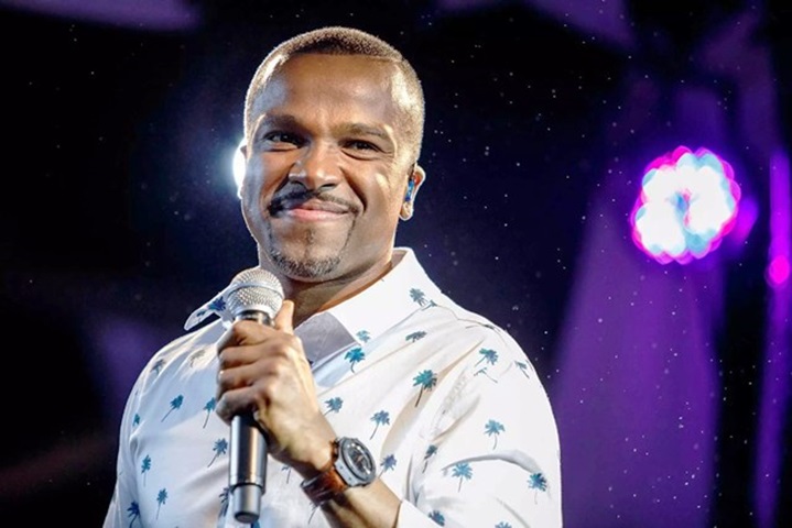 Alexandre Pires começou a carreira solo em 2001, com o disco É Por Amor, dedicado ao mercado internacional.