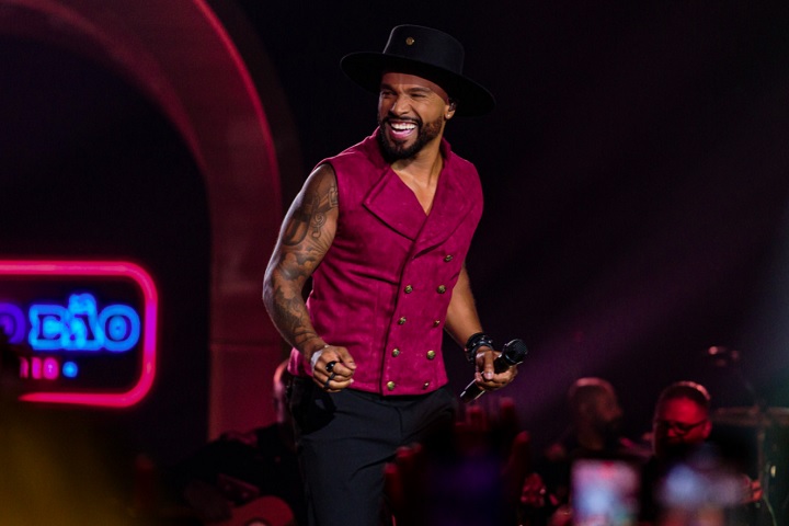 Alexandre participou do quarto volume do álbum “Sorriso Eu Gosto no Pagode”, do Sorriso Maroto, em homenagem aos grupos 