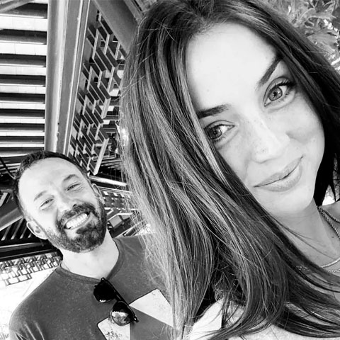 Ana de Armas já viveu outros relacionamentos com figuras conhecidas. Ela foi casada com o ator espanhol Marc Clotet de 2011 a 2013 e, em 2020, teve um namoro com Ben Affleck, seu parceiro no filme Águas Profundas. A relação durou cerca de um ano e terminou de maneira amigável.
