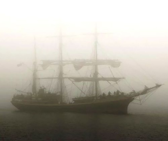 Histórias de navios fantasma povoam a imaginação e atraem pelo mistério de desaparecimentos inexplicados em meio à imensidão dos oceanos. 