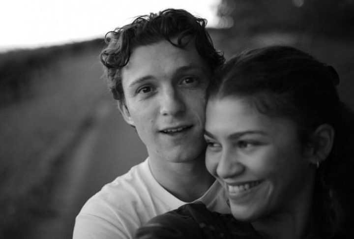 As suspeitas de noivado surgiram após o Globo de Ouro 2025, quando fãs perceberam um grande anel de diamante no dedo anelar esquerdo de Zendaya. Segundo rumores, o casal teria ficado noivo entre o Natal e o Ano Novo de 2024, em um momento íntimo na casa da família da atriz.
