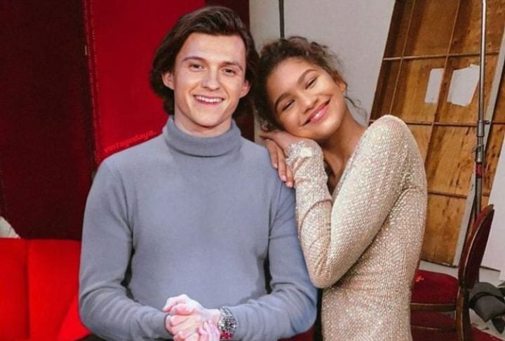 Tom Holland protagonizou uma cena fofa durante uma coletiva ao citarem sua parceira, Zendaya. Um jornalista mencionou que sua filha conheceu sua “namorada”, e Holland, sorrindo, o corrigiu: “Noiva”.