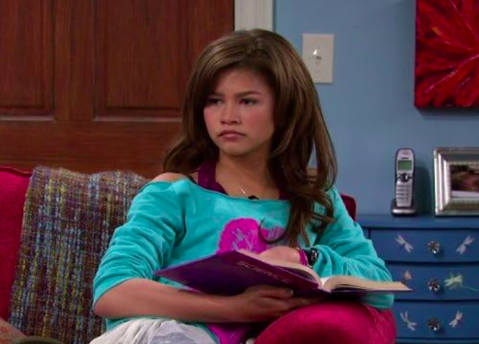 Sua primeira grande oportunidade veio com a série de televisão do Disney Channel, No Ritmo, em 2010, na qual interpretou a personagem Rocky Blue. 