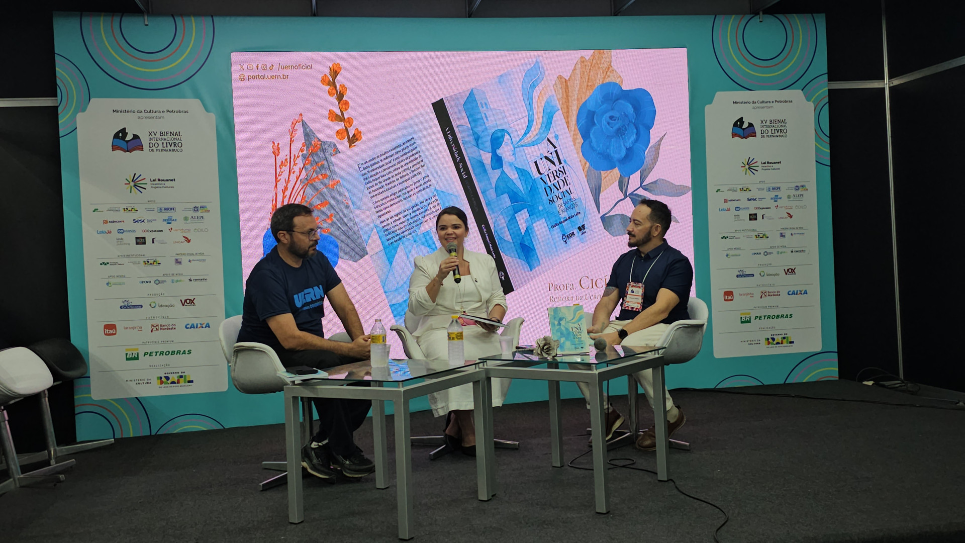 Livro "A Universidade Social: Desafios e Avanços" , de Cicilia Raquel Maia Leite, foi lançado na XV Bienal Internacional do Livro de Pernambuco