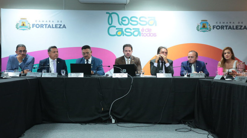 Sessão plenária ocorreu no auditório da escola, no Conjunto Ceará