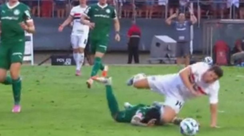 Após pressão do São Paulo, entidade publica diálogos de lances capitais; arbitragem de vídeo considerou normal a disputa no gol do Palmeiras