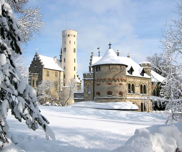 Liechtenstein tem apenas 40 mil habitantes e possui atrações interessantes para os visitantes, inclusive castelos medievais.  Na capital, Vaduz, a antiga residência da família real é imponente. E a cidade tem o Museu de Arte com rico acervo cultural. Em Balzers, o Castelo de Gutenberg é uma fortaleza medieval bem preservada.

