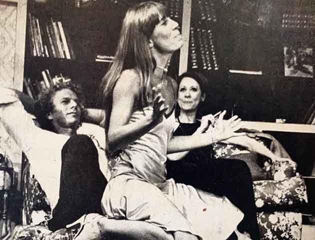 Graduado em Desenho pela Escola de Belas Artes da Universidade Federal de Minas Gerais - UFMG -, ele também cursou Artes Visuais, Cinema e Design de Interiores.
