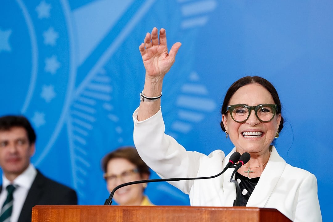 As polêmicas se intensificaram durante a breve passagem da atriz pelo governo em 2020, quando assumiu o cargo de Secretária Especial da Cultura.