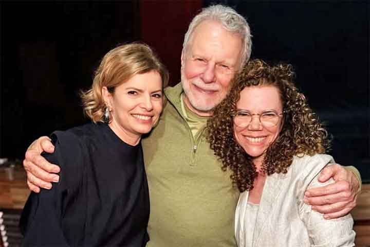 Além da atriz Débora Bloch, o ator também é pai de Deni Bloch. Ambas são fruto do casamento do ator com Rebeca Bloch. 
