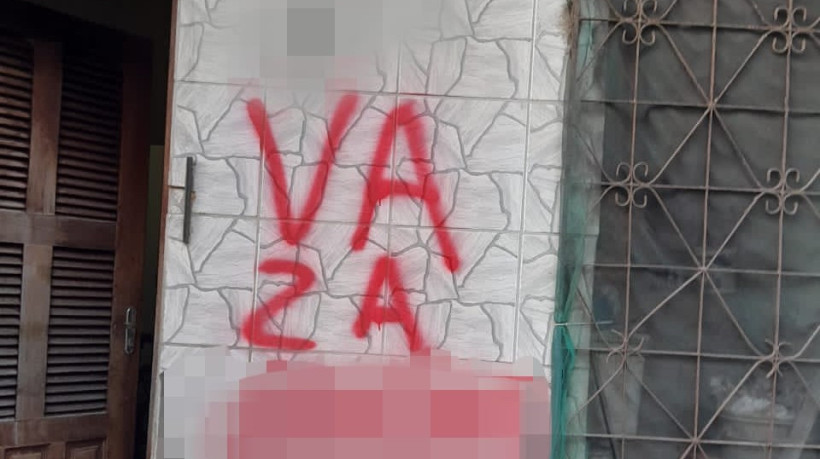 Morador teve a residência pichada com ordem para que saísse da casa