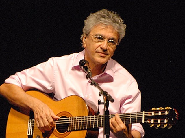 Nome do famoso: Caetano Veloso