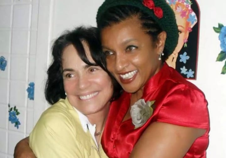 A poeta e atriz Elisa Lucinda, por exemplo, demonstrou surpresa com a postura da colega, alegando que Regina nem parecia a amiga que ela conhecia há muitos anos.