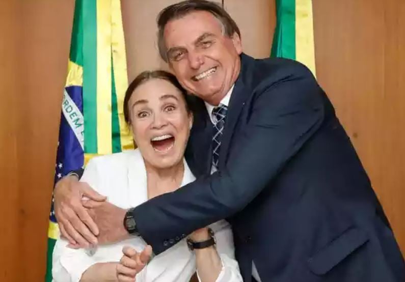 Desde que a atriz Regina Duarte manifestou apoio público a Jair Bolsonaro nas eleições de 2018, suas opiniões políticas vêm gerando atritos com diversos colegas de profissão.
