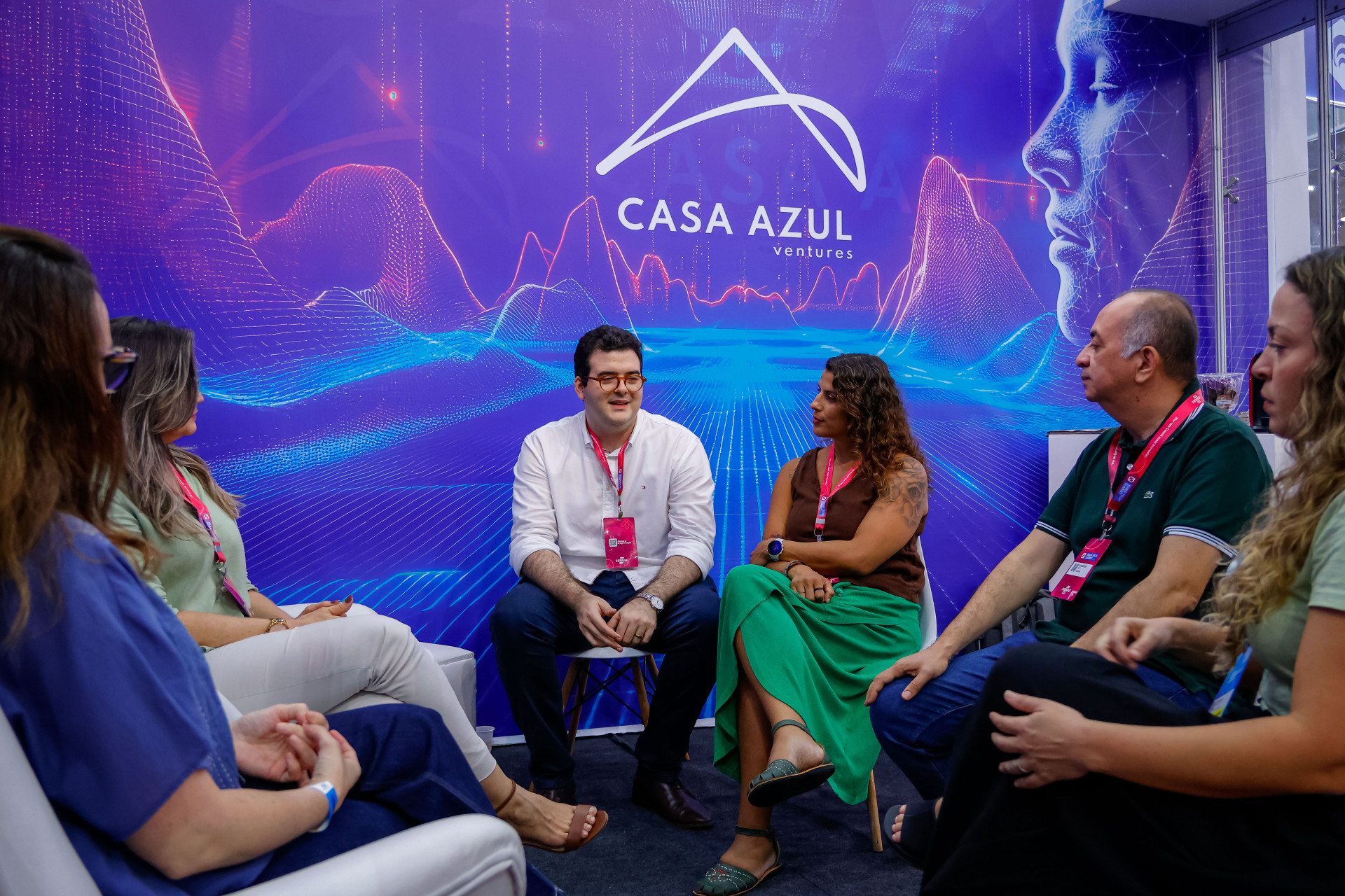 FORTALEZA, CE, BRASIL, 10-10-2025: Filipe Dummar. palestra da Carla Esmeraldo, no espaço O POVO / Casa Azul. Siara Tech Summit, evento realizado pelo SEBRAE no Centro de Eventos do Ceará. (Foto:Aurelio Alves / Jornal O POVO) (Foto: AURÉLIO ALVES)