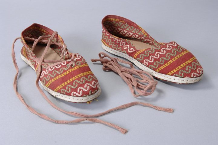 Espadrilles ou Alpargatas (Espanha e América Latina): Originalmente da Catalunha e do País Basco, são feitas com solado de corda e tecido natural. Foram incorporadas em vários países da América Latina, como Argentina e Brasil.