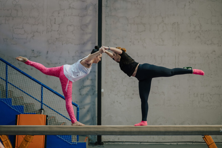 Raiany e Domitila fizeram juntas aulas de ginástica artísticas para adultos