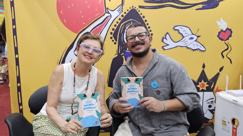 A jornalista Ana Márcia Diógenes participou de um bate-papo sobre o livro 