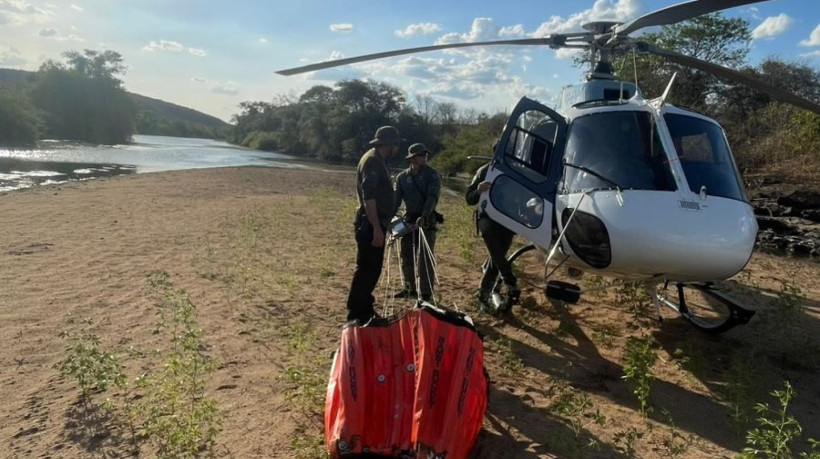 Com três dias consecutivos de duração, a operação de combate a um incêndio no município de Crateús contou com o uso de equipamentos específicos e apoio aéreo