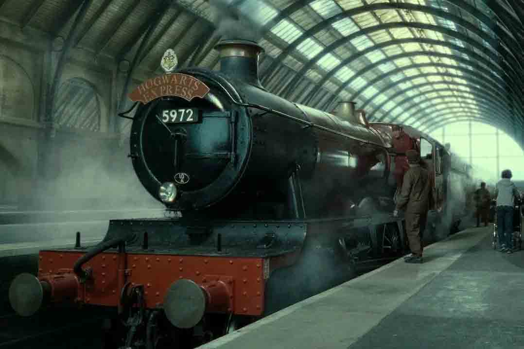 A locomotiva é verde, diferentemente do trem que aparece nos filmes de Harry Potter no cinema. Mas é bem parecida em termos de estrutura.  