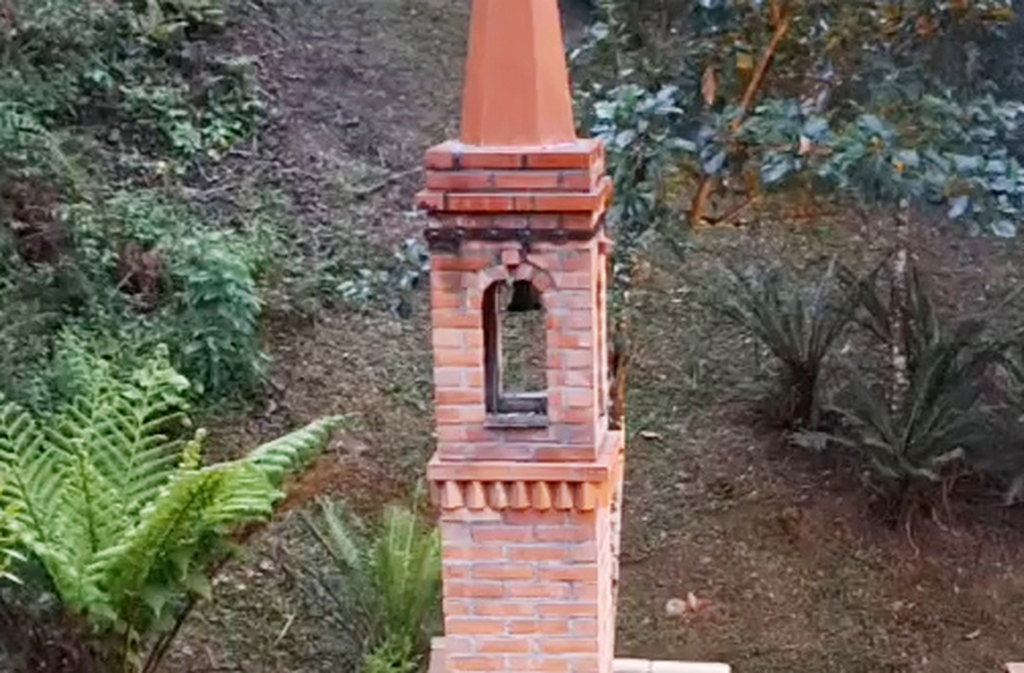 O sino e o piso foram doados por empresas. Cada elemento decorativo tem uma história, reforçando o caráter coletivo e afetivo da construção.