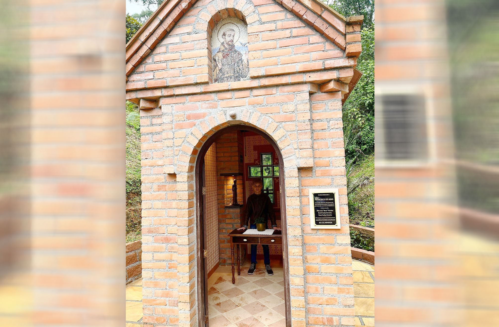 O espaço comporta no máximo três pessoas por vez, tornando a visita peculiar e silenciosa. Cada detalhe foi pensado para caber nesse espaço reduzido.