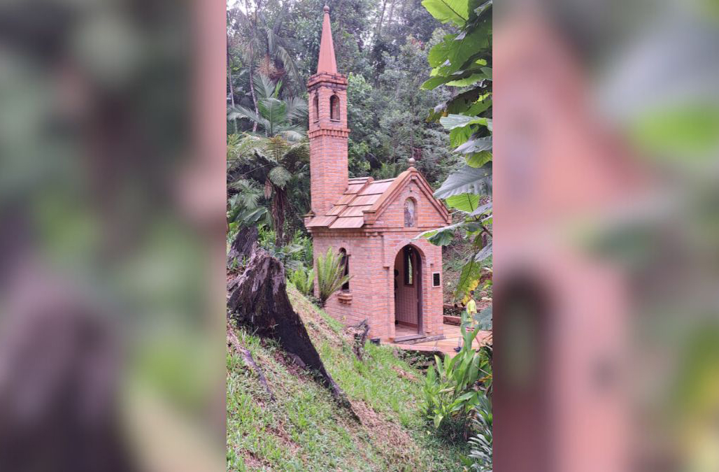 Inaugurada em 15 de novembro de 2019, a capela levou dois anos para ser construída, com dedicação artesanal e envolvimento da comunidade local.