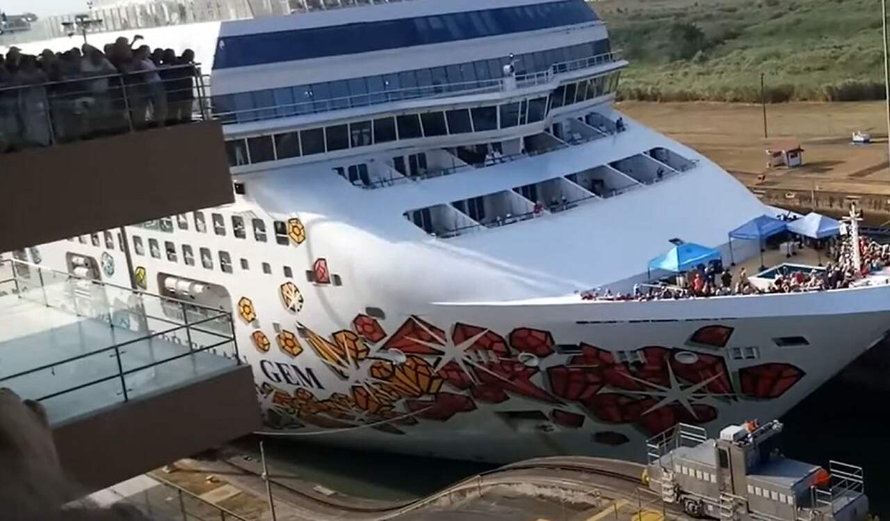 Você também pode observar os navios passando pelas eclusas (engenharia hidráulica que permite que embarcações subam ou desçam os rios ou mares em locais com desníveis), o que é uma experiência incrível. 