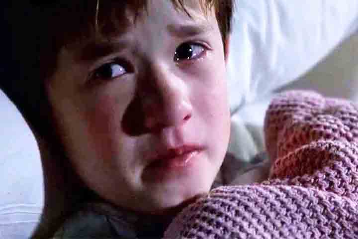 Haley Joel Osment em O Sexto Sentido (1999): Osment entregou uma atuação marcante e madura com apenas 11 anos e ficou eternamente marcado pela fala I see dead people (Eu vejo gente morta).