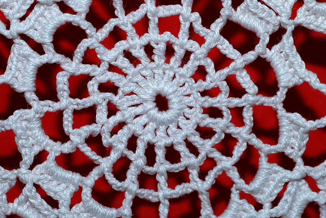 A disseminação da técnica ajudou a salvar diversas famílias. Afinal, homens, mulheres e crianças aprenderam a crochetar durante o período e passaram a sustentar suas casas com esse trabalho.