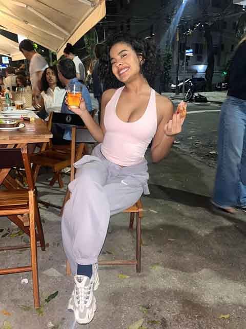 Bella contou que aquela experiência foi fundamental para sua formação pessoal e profissional. “Foi um período de aprendizado, de escutar pessoas diferentes todos os dias, e isso me deu sensibilidade para atuar”, resumiu a atriz.