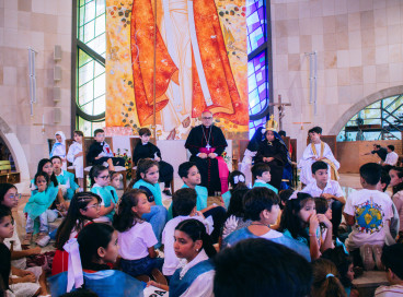 Crianças rezam terço pela paz em Aquiraz neste Dia de Nossa Senhora Aparecida 