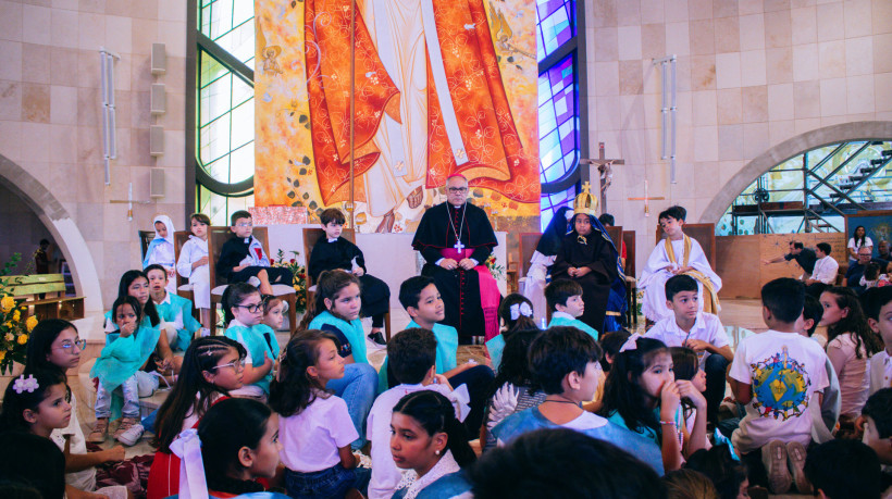 Crianças rezam terço pela paz em Aquiraz neste Dia de Nossa Senhora Aparecida