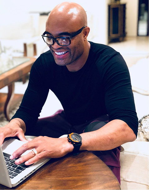 Ele atendeu muitos clientes no McDonald's antes de perceber que tinha tudo para ser campeão em lutas. Assim que deu, investiu na carreira de lutador.