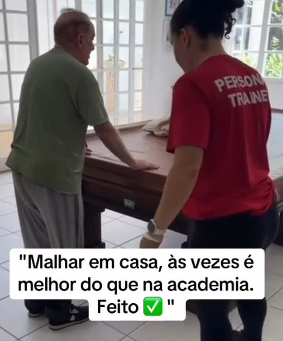 Aos 90 anos, Renato Aragão surpreende com vitalidade e bom humor. Ele compartilhou nas redes sociais sua rotina de exercícios físicos, com alongamentos e treinos leves para preservar a saúde e a disposição, cuidando de corpo e mente. Ele escreveu: Malhar em casa às vezes é melhor do que na academia. Feito.
