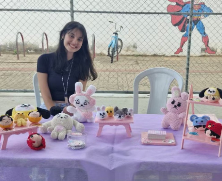 O crochê virou debate nas redes após a artesã Letícia Cristina Franskoviak, 19 anos, compartilhar no X (antigo Twitter) a reação de um cliente que achou caro pagar R$ 200 por um boneco de crochê. 